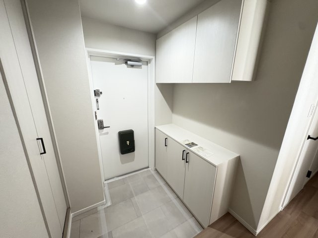 プリオーレ美山台１番館の玄関