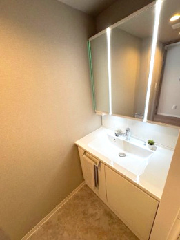 【独立洗面台】 | ルイシャトレ鳳 | ライト付き三面鏡の洗面化粧台！鏡裏やボウル下にたっぷり収納があり、生活感の出やすいアイテムも収納可能。