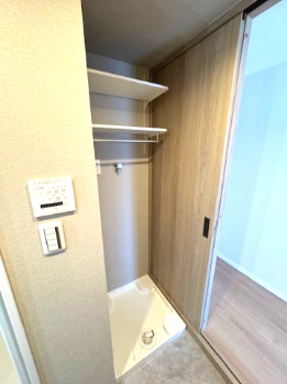 【その他】 | ルイシャトレ鳳 | 防水パン付き洗濯機置き場有！上部には可動棚付きで、タオルや洗剤の収納に便利です。