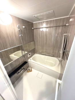 【浴室】 | ルイシャトレ鳳 | ナチュラルな木目に癒されるバスルーム！寒い季節に重宝する暖房機能や雨の日のお洗濯にも嬉しい浴室乾燥機付き。