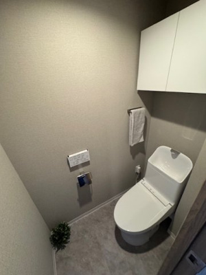 【トイレ】 | ルイシャトレ鳳 | 温水洗浄便座付のトイレで、冬の寒い時期でも快適！吊戸棚付きで、予備のペーパー類も問題なく収納できます。