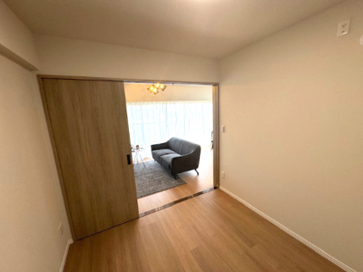 【洋室】 | ルイシャトレ鳳 | テレワークやキッズスペースにも最適な4帖の洋室！引き戸を開ければリビングとひと続きに。