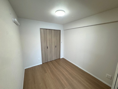 【洋室】 | ルイシャトレ鳳 | 4帖の洋室！コンパクトなお部屋は必要な物に全て手が届く、効率的なレイアウトも可能です。