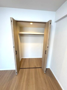 【収納】 | ルイシャトレ鳳 | 4帖洋室のクローゼット！ライト付きで明るくなり、洋服や小物が見やすくなるため、朝の準備や夜の片付けもスムーズに。