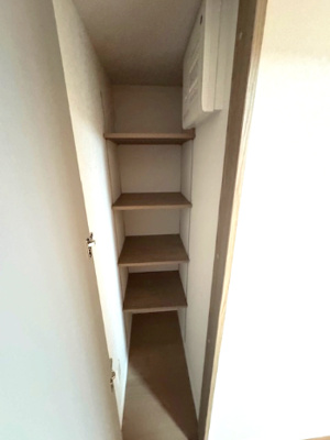 【収納】 | ルイシャトレ鳳 | 日用品のストックや掃除道具の収納に便利な廊下収納！可動棚付きで多様なアイテムを効率よく整理できます。