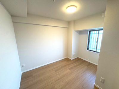 【洋室】 | ルイシャトレ鳳 | 5帖の洋室！洋室のみの間取りで、こだわりの家具やインテリアもしっくり収まります。