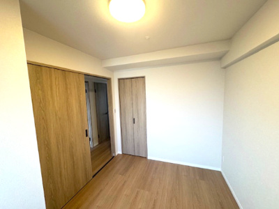 【収納】 | ルイシャトレ鳳 | 5帖洋室のクローゼット！各居室・廊下やトランクルームなど適所に収納が備わり、必要なものを必要な場所に収納できるのが魅力。