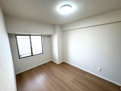 【洋室】 | ルイシャトレ鳳 | 6帖の洋室！窓を開けると心地よい光と風が舞い込み、プライベート空間も快適にお過ごしいただけます。