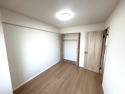 【収納】 | ルイシャトレ鳳 | 6帖洋室のクローゼット！洋服や小物類等を収納でき、スッキリとした空間を保てます。