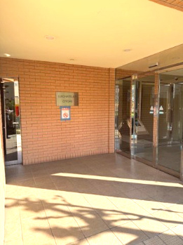 【エントランス】 | ルイシャトレ鳳 | 外部からの侵入者を防ぐオートロックが設けられ、セキュリティ面にも配慮されています。