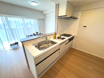 【キッチン】 | ルイシャトレ鳳 | 食洗機搭載で洗浄から乾燥までワンタッチ！家族と会話を楽しみながら料理ができ、配膳や片付けもラクラク。