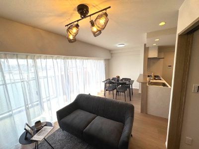 【居間・リビング】 | ルイシャトレ鳳 | バルコニーに面してゆったり広がる14.6帖のLDK！街の景観を眺めながら寛ぎの時間をお楽しみいただけます。