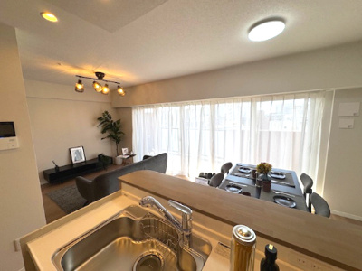 【居間・リビング】 | ルイシャトレ鳳 | ダイニングテーブルやソファーなどの家具もゆったりと配置可能！※家具や小物等は販売価格に含まれません。