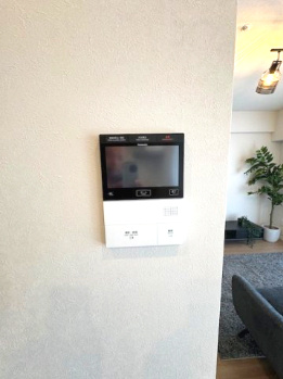 【セキュリティ】 | ルイシャトレ鳳 | 来客者を確認できるTVモニター付きインターフォン有！急な来客時にも慌てずに対応いただけます。