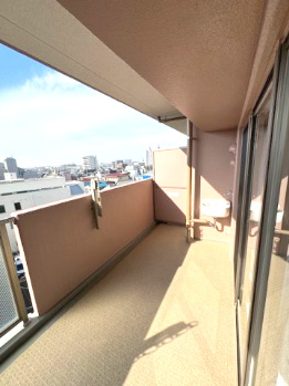 【バルコニー】 | ルイシャトレ鳳 | 広々とした南西向きバルコニー！ガーデニングの水やりや掃除などに便利なスロップシンク有。