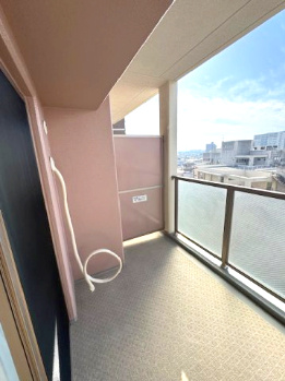 【バルコニー】 | ルイシャトレ鳳 | ガラス手すりで採光にも配慮されています！ お洗濯物やお布団も気持ちよく干せそうですね。