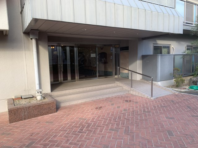 北山グランドハイツのエントランス