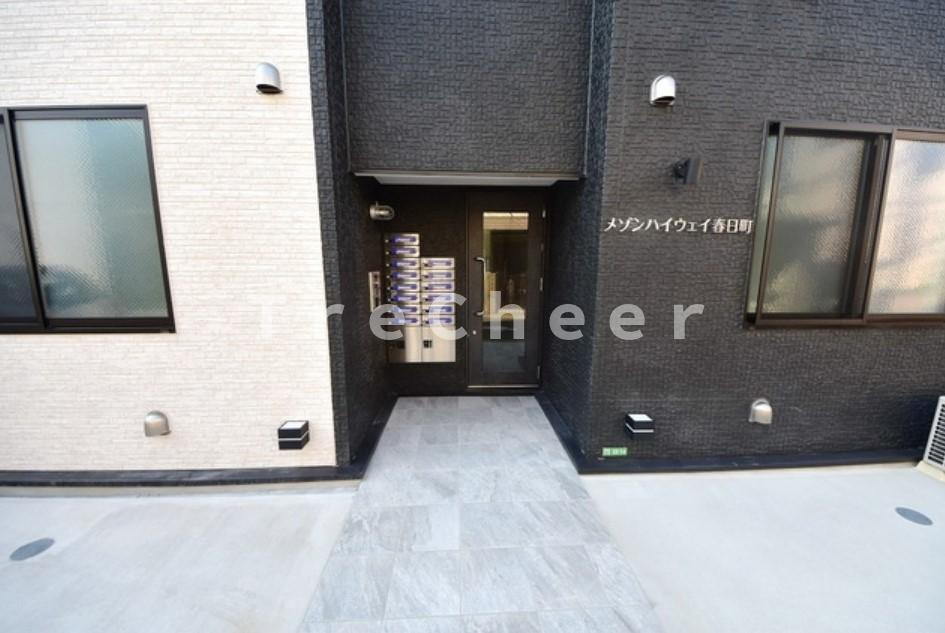 メゾンハイウェイ春日町のエントランス