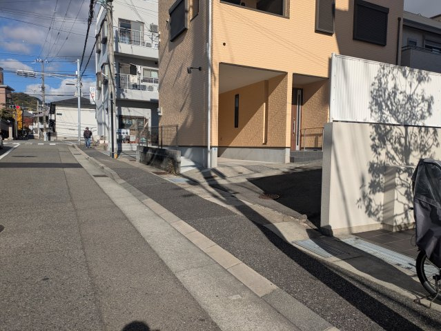 【前面道路含む現地写真】の画像
