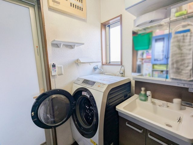 【独立洗面台】 | 志木市上宗岡2丁目　中古一戸建住宅　(丸井志木店) | 鏡の裏に収納スペースがある使いやすい洗面所。