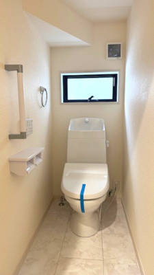 【トイレ】 | Livele Garden.S中区深井水池町　2号棟 | 温水洗浄便座付のトイレで、冬の寒い時期でも快適！手すりを設置し、老後のことにも配慮した設計です。