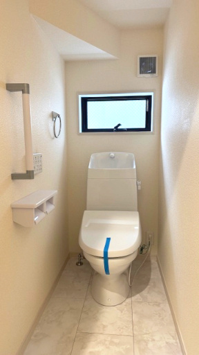 【トイレ】 | Livele Garden.S中区深井水池町　2号棟 | 温水洗浄便座付のトイレで、冬の寒い時期でも快適！手すりを設置し、老後のことにも配慮した設計です。