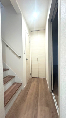 【内装】 | Livele Garden.S中区深井水池町　2号棟 | 日用品のストックや掃除道具の収納に便利な廊下収納有り！手すり付き階段で小さなお子様も安心です。