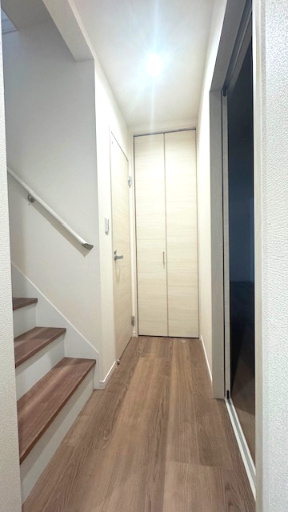 【内装】 | Livele Garden.S中区深井水池町　2号棟 | 日用品のストックや掃除道具の収納に便利な廊下収納有り！手すり付き階段で小さなお子様も安心です。