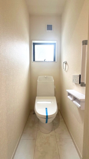 【トイレ】 | Livele Garden.S中区深井水池町　2号棟 | 各階にトイレがあるので、階段を上下する必要がなく快適！窓付きで換気もスムーズに行えます。