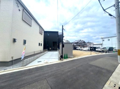 【前面道路含む現地写真】 | Livele Garden.S中区深井水池町　2号棟 | 教育施設から買物・医療施設まで揃う快適な住環境！道路と敷地の高低差が少ないため、お車の出し入れがスムーズに行えます。