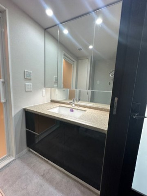 【独立洗面台】 | 千里中央エアヒルズ | 鏡裏やボウル下に収納のある三面鏡付き洗面化粧台を設置。大きな鏡で朝の身支度も捗りますね！お子様と並んでの準備も可能。