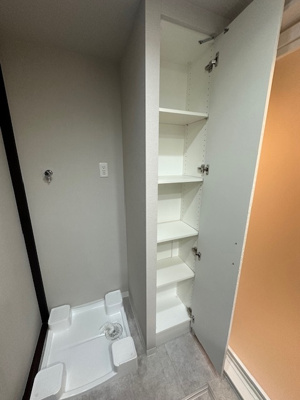 【収納】 | 千里中央エアヒルズ | 洗濯機置き場横に収納スペース付き。洗濯洗剤やタオルなどの収納にもオススメ！使いたい時にサッと取り出せて便利です。