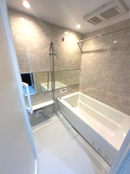 【浴室】 | 千里中央エアヒルズ | 足を伸ばしてゆったりと湯船に浸かれる広々バスルーム。時間や天気を気にせず洗濯物を乾かせる浴室乾燥機付き！