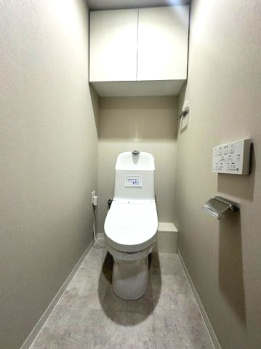 【トイレ】 | 千里中央エアヒルズ | カバーなしでも便座はポカポカな温水洗浄便座付トイレ。汚れても一拭きで綺麗に！お掃除簡単で衛生的ですね。