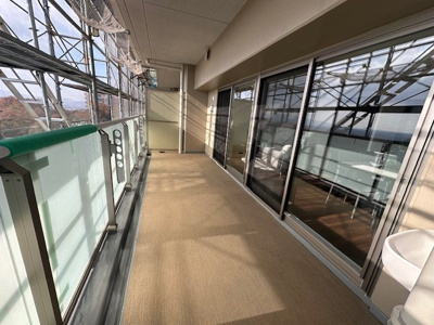 【バルコニー】 | 千里中央エアヒルズ | 陽当たり良好な南西向きバルコニーには物干し金物付き。13平米の広々バルコニーでは大きなお布団などもホカホカに乾かせますね！