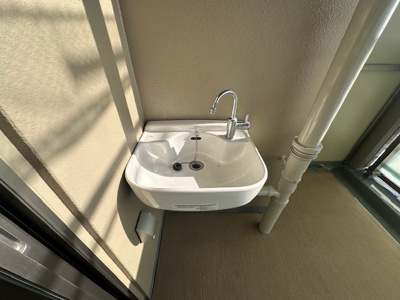 【バルコニー】 | 千里中央エアヒルズ | バルコニーにはスロップシンク付き！靴や園芸用品、外遊びのおもちゃなど、室内に持ち込みにくい泥汚れの強いものも洗えますね。