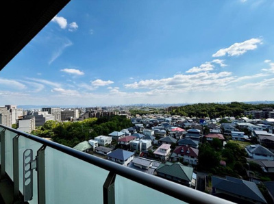 【展望】 | 千里中央エアヒルズ | 13階建ての11階部分。高層階につき眺望良好！南西バルコニーでは、外の空気を吸ってホッと一息リフレッシュも！