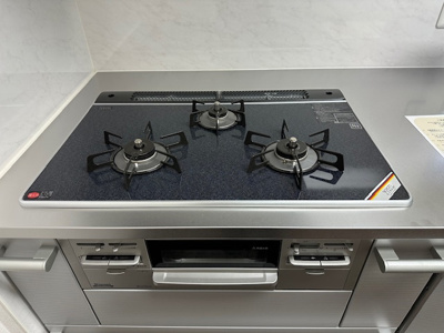 【キッチン】 | 千里中央エアヒルズ | ガスコンロは複数品同時調理も可能な三口タイプ！グリル付きで、お家で焼き魚も楽しめます。内覧・お問い合わせはお気軽にどうぞ。