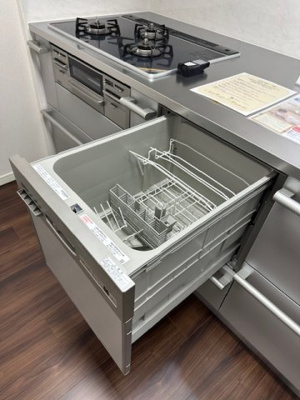 【キッチン】 | 千里中央エアヒルズ | 食器を一気に丸洗いでき、節水にもなる食洗機搭載！手肌にも優しく、家事時間の短縮も叶います。ご家族時間を大切に過ごせますね。