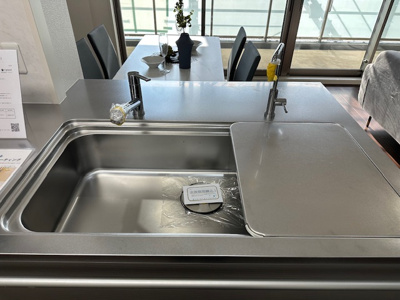 【キッチン】 | 千里中央エアヒルズ | ご家族で並んで食器洗いも出来る広々シンク。ゆとりの広さで、水はねしにくく、周囲が汚れにくいのも嬉しいポイント！