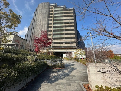 【外観】 | 千里中央エアヒルズ | 北大阪急行／大阪モノレール本線「千里中央」駅まで徒歩14分。バス利用も可能！最寄りのバス停「西町二丁目」はエントランス前！お出かけラクラクです。