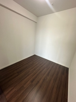 【洋室】 | 千里中央エアヒルズ | LDKに隣接する洋室3.7帖。引き戸仕様で大きく開放が可能。客間やキッズスペースなど、多目的にご活用いただけます。