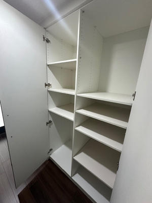 【収納】 | 千里中央エアヒルズ | 廊下に設けた収納棚。ご家族で共有が可能で、ティッシュペーパーなど日用品のストック収納にも便利です！