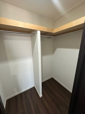 【収納】 | 千里中央エアヒルズ | 洋室6.3帖のWIC。棚板やハンガーパイプ付き！衣類と鞄などの小物類を区別して、整理整頓しやすい収納スペースです。