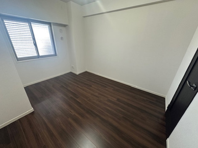 【洋室】 | 千里中央エアヒルズ | 洋室6.5帖。大型ベッドも設置可能でご夫婦の寝室にも！大きなベッドでお子様も一緒にお休みになれます。