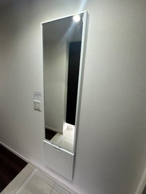 【玄関】 | 千里中央エアヒルズ | 玄関には姿見付き！全身が見える大きな鏡でお出かけ前の身だしなみチェックもOK！どなた様もまずはお気軽にご相談ください。