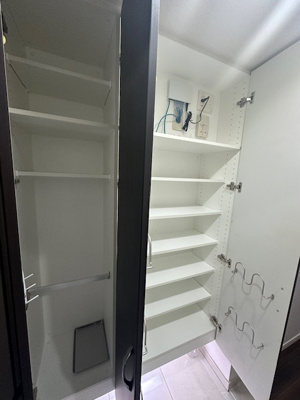 【収納】 | 千里中央エアヒルズ | シューズボックスには棚板付き！可動棚仕様で収納する物の大きさに合わせて動かせます。お気に入りのスニーカーも見やすくスッキリ。