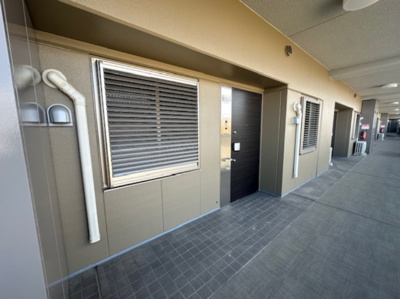 【玄関】 | 千里中央エアヒルズ | アルコーブ付きの玄関。共用廊下から奥まったところに玄関扉があり、扉を開けても外部からの視線をさえぎることができます！