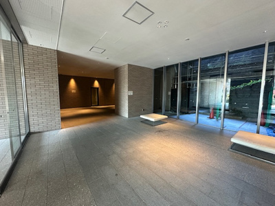 【ロビー】 | 千里中央エアヒルズ | 共有部分はきれいに管理されています！チラシなどのゴミはまったく落ちておらず、管理の良さがうかがえますね。