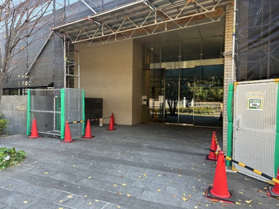 【エントランス】 | 千里中央エアヒルズ | すっきりとしたエントランスが毎日お出迎えしてくれます。自走式駐車場が1住戸1区画確保！ペット飼育可能(犬・猫合わせて2匹まで)です。